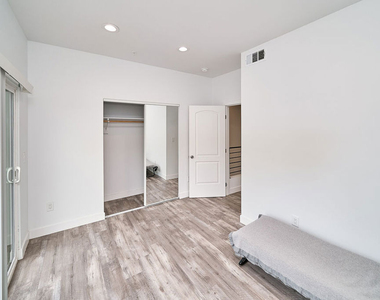601 W 41st Place - Photo Thumbnail 9