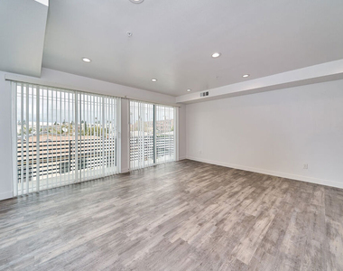 601 W 41st Place - Photo Thumbnail 7