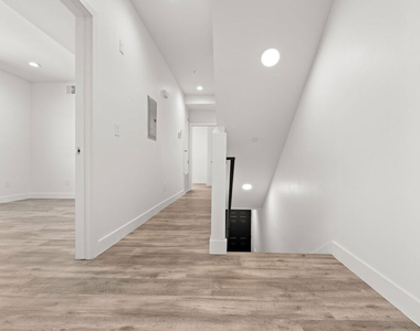603 W 41st Place - Photo Thumbnail 2
