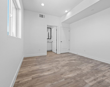 603 W 41st Place - Photo Thumbnail 13