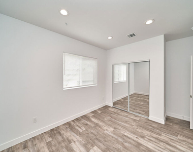 603 W 41st Place - Photo Thumbnail 18