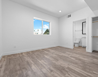 603 W 41st Place - Photo Thumbnail 6