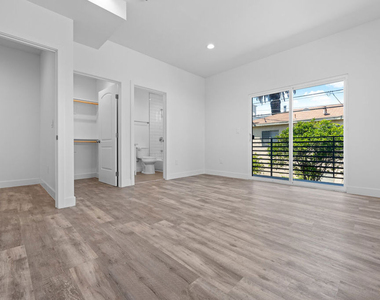 603 W 41st Place - Photo Thumbnail 4