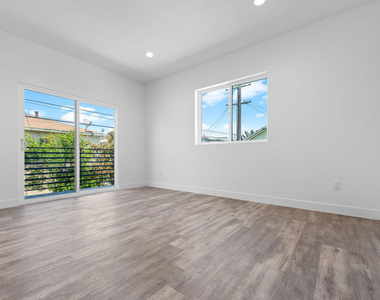 603 W 41st Place - Photo Thumbnail 3