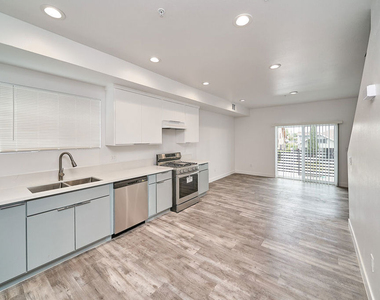 603 W 41st Place - Photo Thumbnail 7