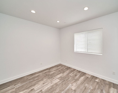 603 W 41st Place - Photo Thumbnail 17