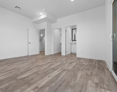 603 W 41st Place - Photo Thumbnail 5