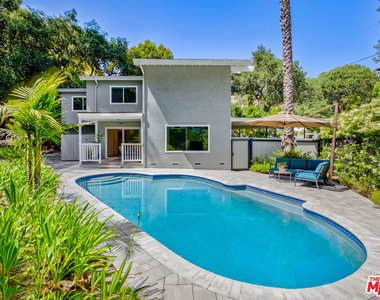 3101 N Beachwood Drive - Photo Thumbnail 23