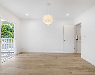 3101 N Beachwood Drive - Photo Thumbnail 8