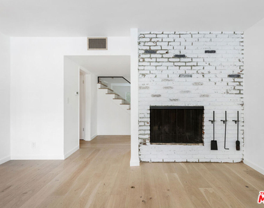 3101 N Beachwood Drive - Photo Thumbnail 6