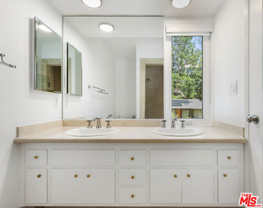 3101 N Beachwood Drive - Photo Thumbnail 19