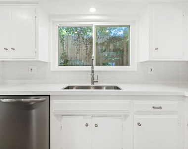 3101 N Beachwood Drive - Photo Thumbnail 12