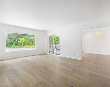 3101 N Beachwood Drive - Photo Thumbnail 7