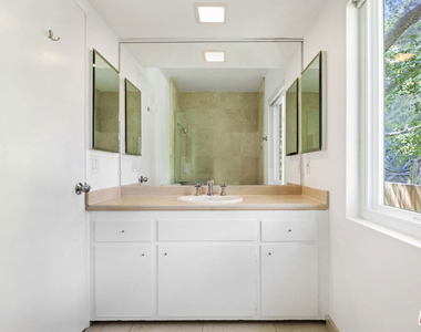 3101 N Beachwood Drive - Photo Thumbnail 21