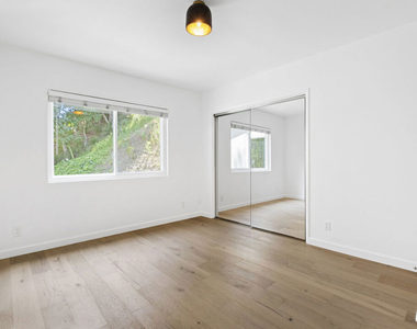 3101 N Beachwood Drive - Photo Thumbnail 20