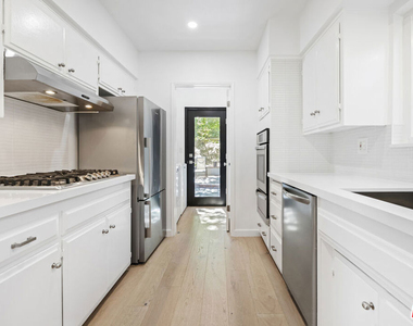 3101 N Beachwood Drive - Photo Thumbnail 10