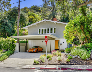 3101 N Beachwood Drive - Photo Thumbnail 3