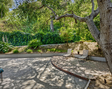3101 N Beachwood Drive - Photo Thumbnail 24