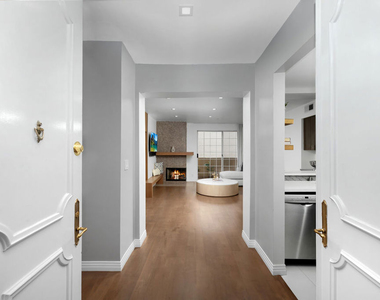 930 N Doheny Drive - Photo Thumbnail 17
