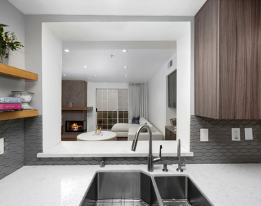 930 N Doheny Drive - Photo Thumbnail 6