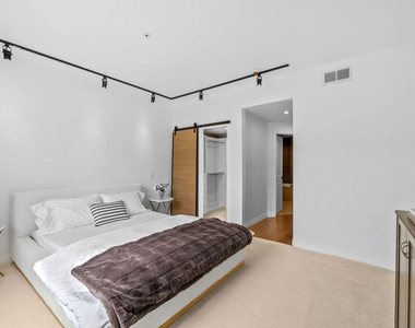 930 N Doheny Drive - Photo Thumbnail 7