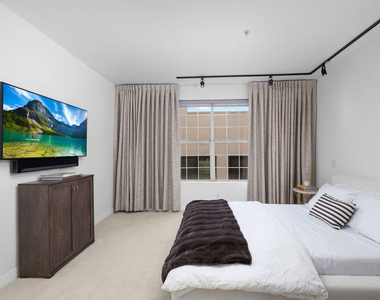 930 N Doheny Drive - Photo Thumbnail 8