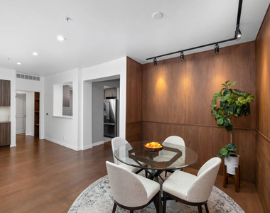 930 N Doheny Drive - Photo Thumbnail 3