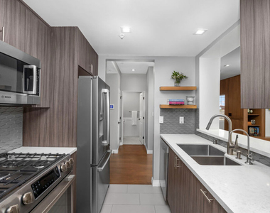 930 N Doheny Drive - Photo Thumbnail 4
