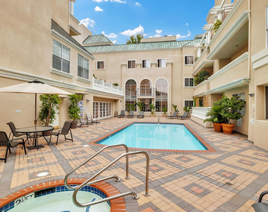 930 N Doheny Drive - Photo Thumbnail 24