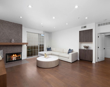 930 N Doheny Drive - Photo Thumbnail 1