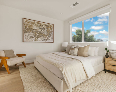 3222 S Barrington Avenue - Photo Thumbnail 8