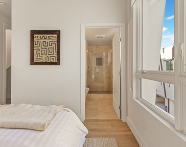 3222 S Barrington Avenue - Photo Thumbnail 12
