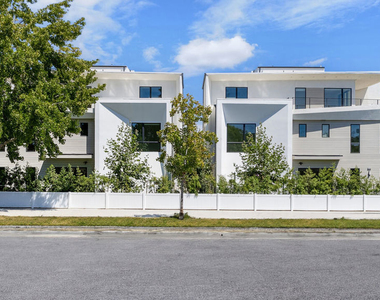 3222 S Barrington Avenue - Photo Thumbnail 17