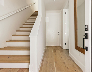 3222 S Barrington Avenue - Photo Thumbnail 5