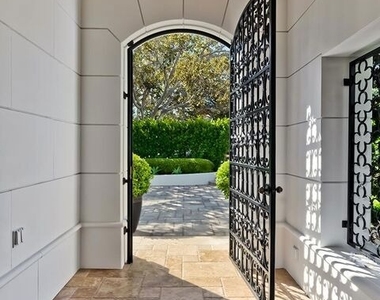 2134 La Mesa Drive - Photo Thumbnail 2