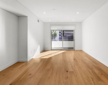 938 S Orange Grove Avenue - Photo Thumbnail 7