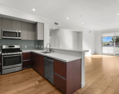 938 S Orange Grove Avenue - Photo Thumbnail 3