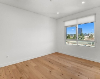 938 S Orange Grove Avenue - Photo Thumbnail 13