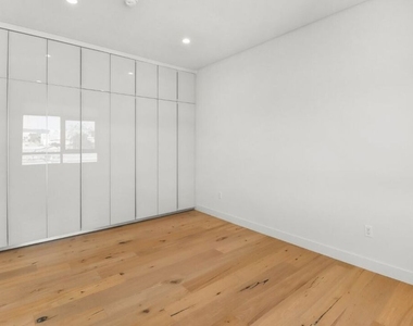938 S Orange Grove Avenue - Photo Thumbnail 14