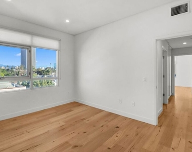 938 S Orange Grove Avenue - Photo Thumbnail 16
