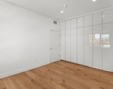 938 S Orange Grove Avenue - Photo Thumbnail 15