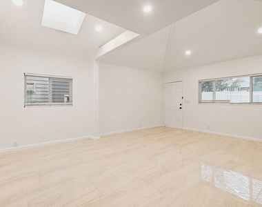 806 Navy Street - Photo Thumbnail 5