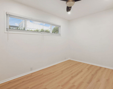 806 Navy Street - Photo Thumbnail 9