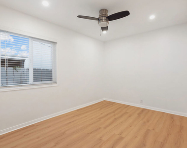 806 Navy Street - Photo Thumbnail 13