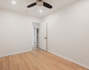 806 Navy Street - Photo Thumbnail 16