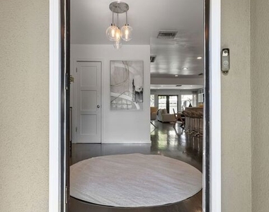 4460 Stansbury Avenue - Photo Thumbnail 5