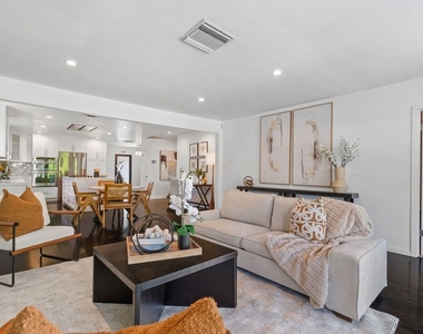 4460 Stansbury Avenue - Photo Thumbnail 11