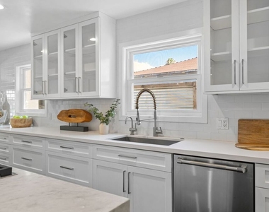 4460 Stansbury Avenue - Photo Thumbnail 17