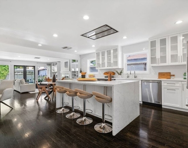 4460 Stansbury Avenue - Photo Thumbnail 15