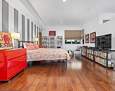 1250 N Harper Avenue - Photo Thumbnail 3